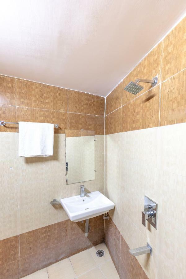 Sāgar Oyo 45301 Hotel Om Palace מראה חיצוני תמונה